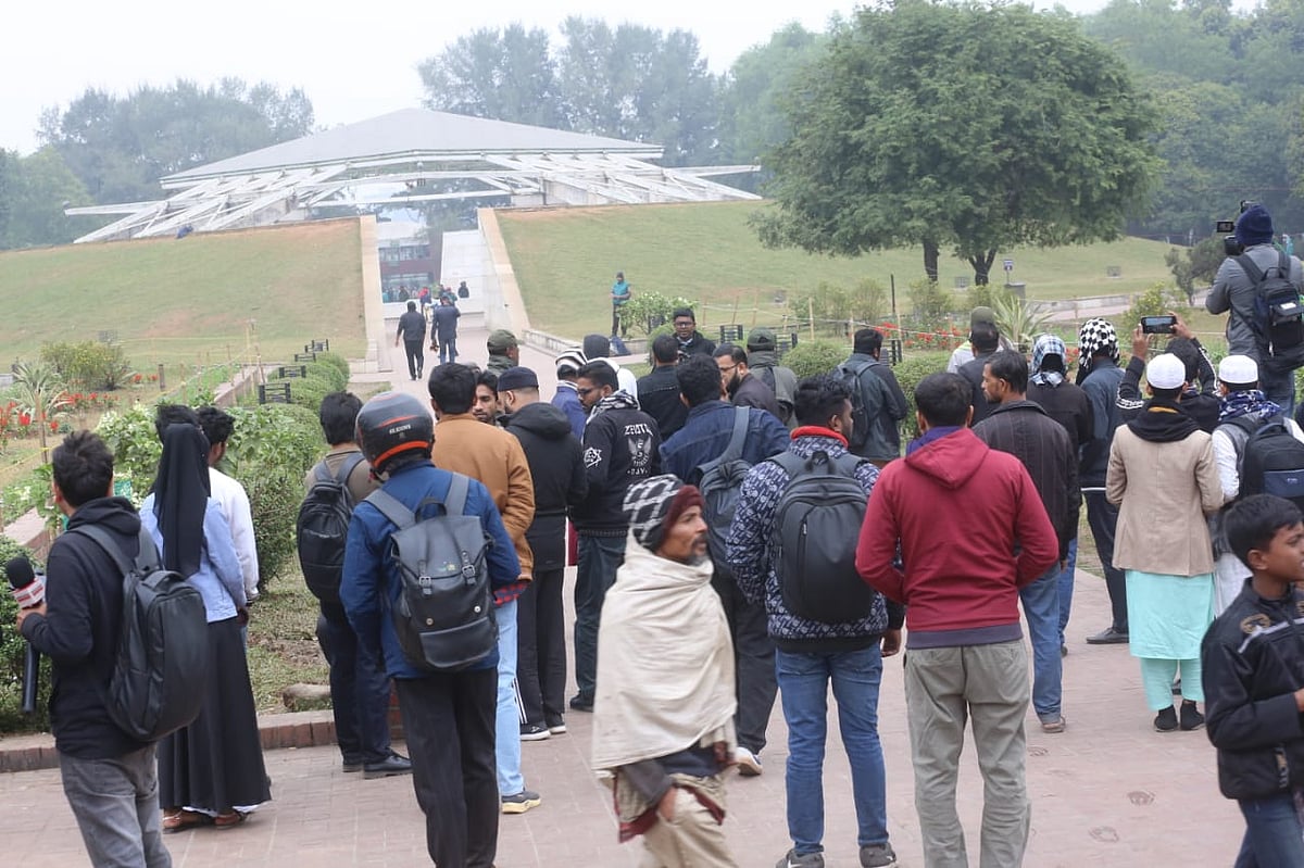 সাবেক প্রধানমন্ত্রী ও বিএনপি চেয়ারপারসন খালেদা জিয়াকে দাফন করা হবে, এমন খবরে জিয়া উদ্যানে মানুষের ভিড় জমেছে