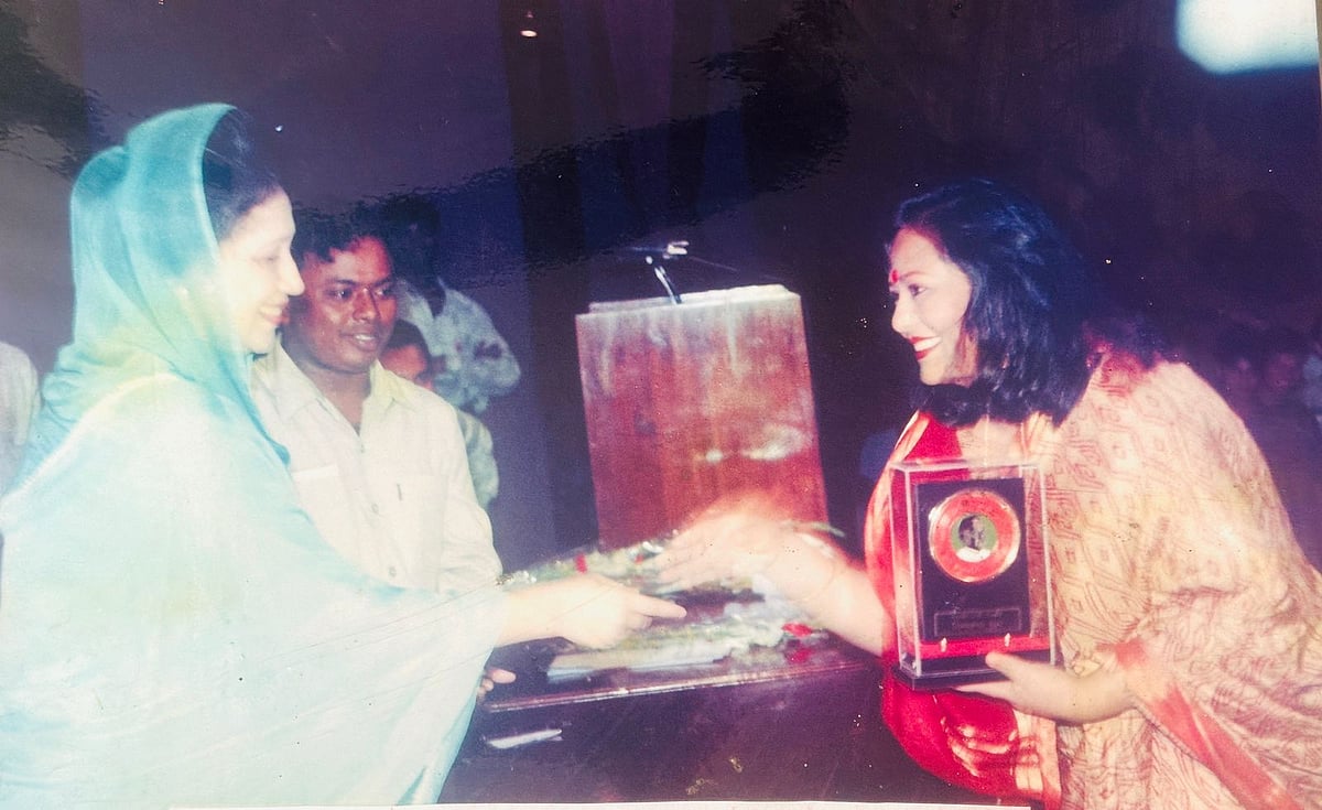 সাবেক প্রধানমন্ত্রী খালেদা জিয়ার কাছ থেকে পুরস্কার নিচ্ছেন সংগীতশিল্পী দিলরুবা খান