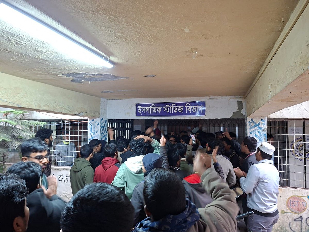 জকসু নির্বাচন স্থগিত করাকে কেন্দ্র করে বিশ্ববিদ্যালয়ের শিক্ষক সমিতির সভাপতি ও সিন্ডিকেট সদস্য অধ্যাপক মো. রইছ উদ্দীনকে অবরুদ্ধ করে রেখেছে শিক্ষার্থীরা