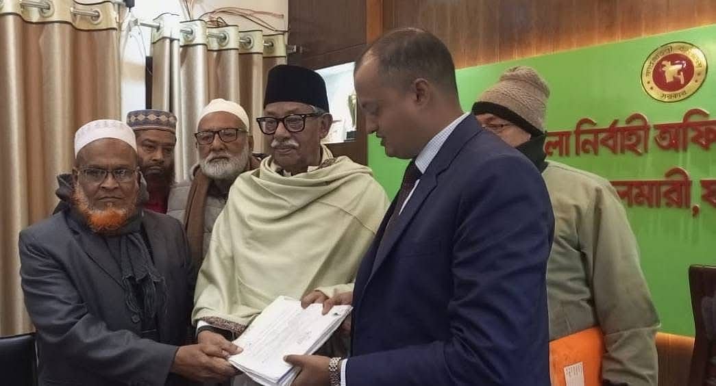 বোয়ালমারী উপজেলা পরিষদে সহকারী রিটার্নিং কর্মকর্তার কাছে মনোনয়নপত্র জমা দেন শাহ মো. আবু জাফর। সোমবার বিকেলে