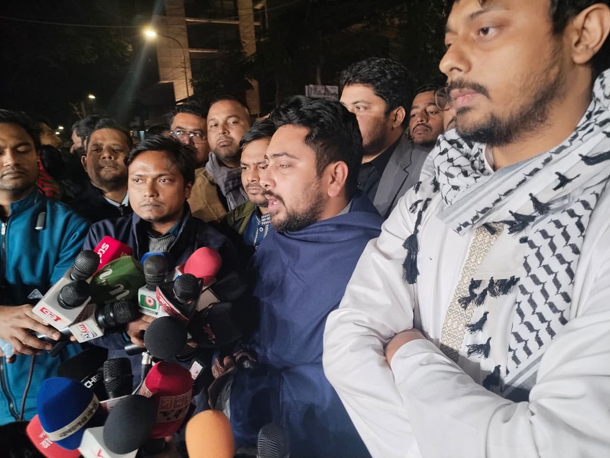 গুলশানে বিএনপির চেয়ারপারসনের রাজনৈতিক কার্যালয়ের সামনে সাংবাদিকদের সঙ্গে কথা বলেন জাতীয় নাগরিক পার্টির আহ্বায়ক নাহিদ ইসলাম। ৩০ ডিসেম্বর, ২০২৫