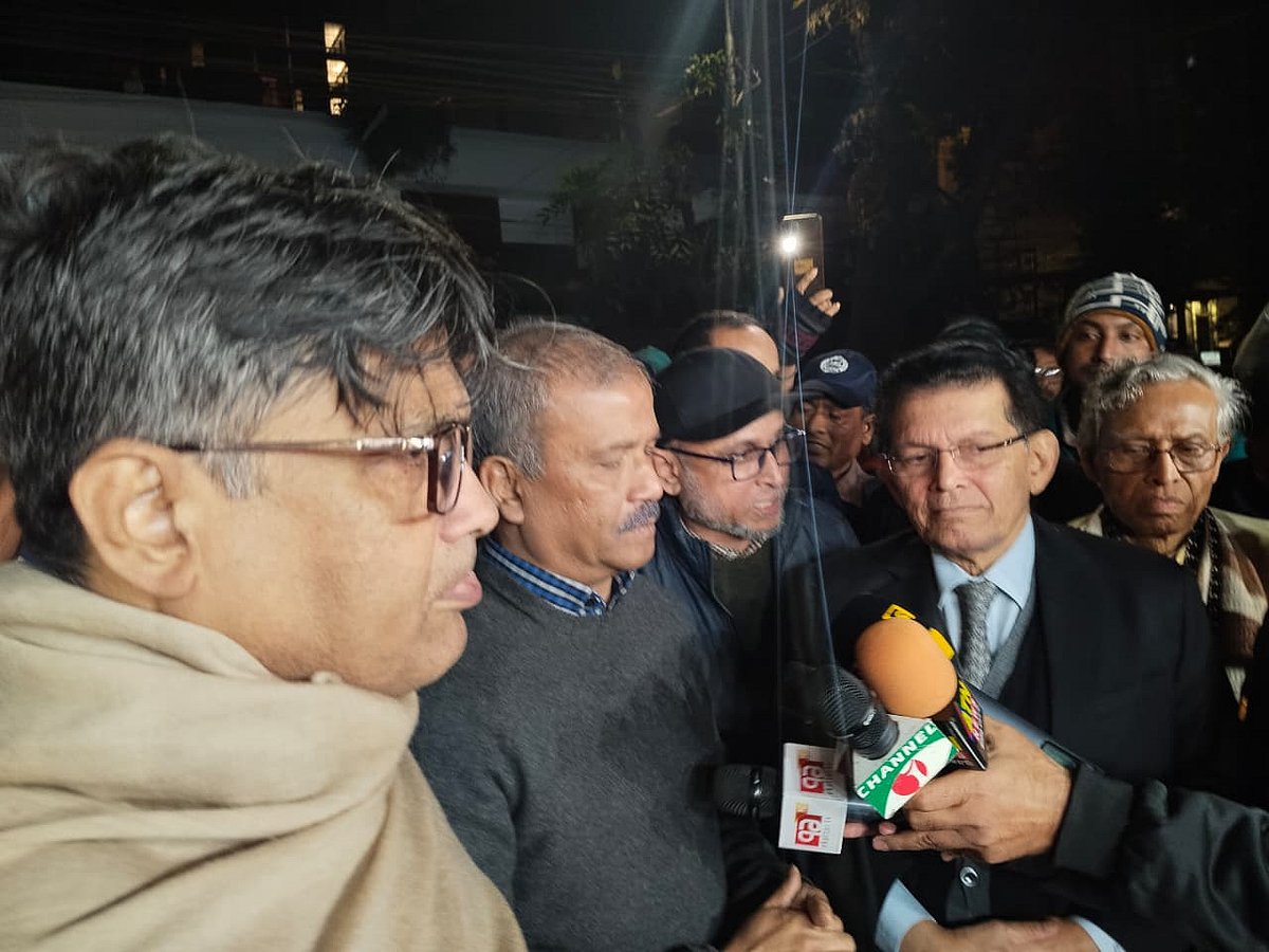 গুলশানে বিএনপির চেয়ারপারসনের রাজনৈতিক কার্যালয়ের সামনে সাংবাদিকদের সঙ্গে কথা বলেন আইন উপদেষ্টা আসিফ নজরুল। ৩০ ডিসেম্বর ২০২৫