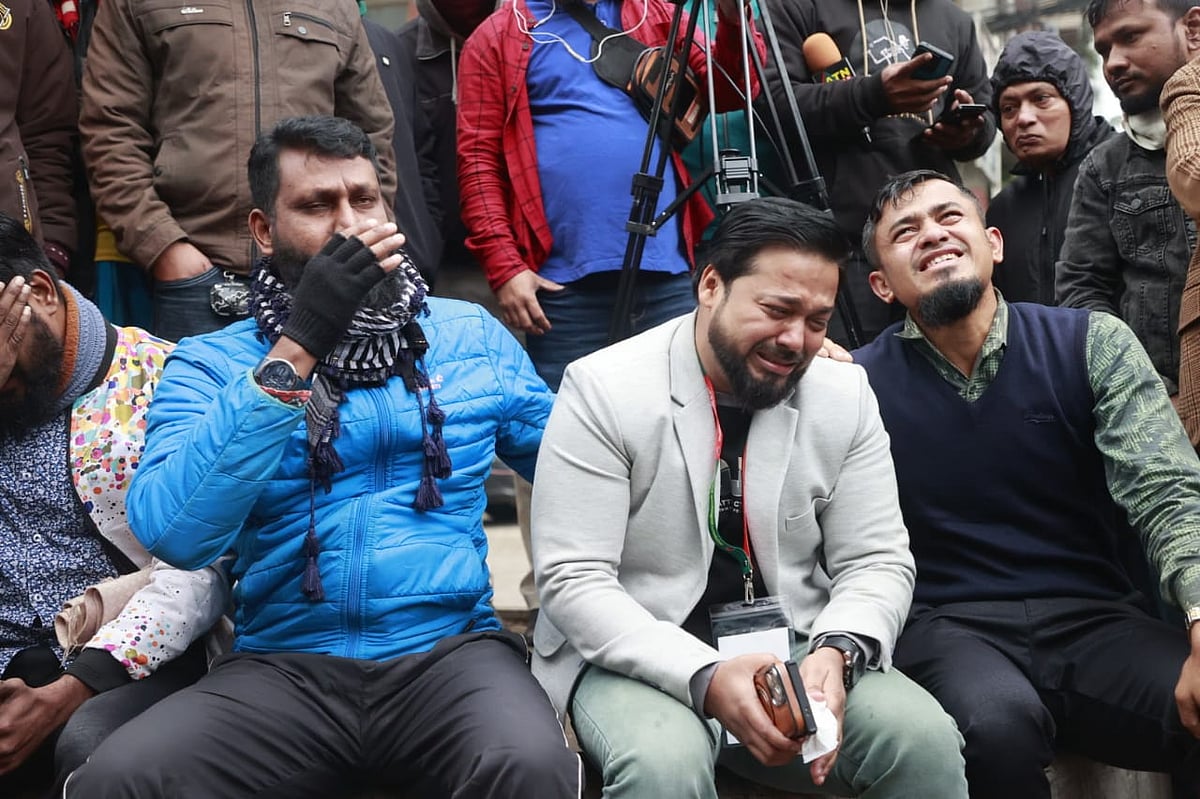 বিএনপির চেয়ারপারসন ও সাবেক প্রধানমন্ত্রী খালেদা জিয়ার মৃত্যুর পর রাজধানীর এভারকেয়ার হাসপাতালের সামনে থাকা শোকার্ত মানুষের আহাজারি