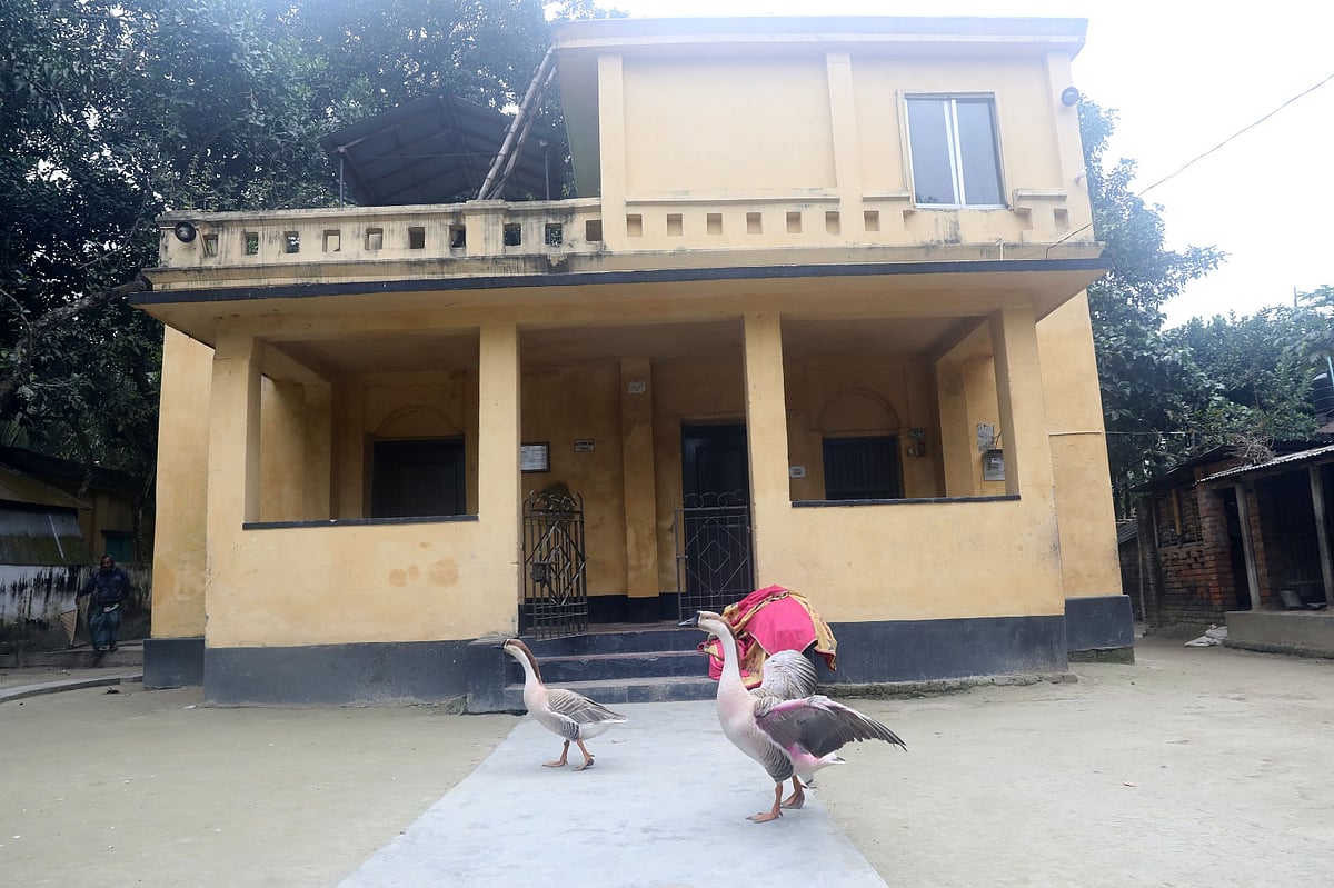 ১৩০ বছরের পুরোনো ‘জিয়াবাড়ীতে’ পাঁচবার এসেছিলেন খালেদা জিয়া। আজ মঙ্গলবার বিকেলে বগুড়ার গাবতলী উপজেলার বাগবাড়ী গ্রামে