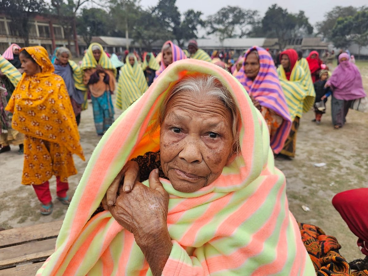 কম্বল পেয়ে খুশি ছলিমা বেগম। আজ মঙ্গলবার রংপুরের তারাগঞ্জে