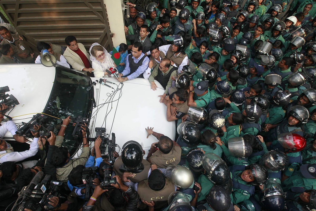 ২০১৩ সালের ২৯ ডিসেম্বর গুলশানে নিজের বাসা ফিরোজায় অবরুদ্ধ করা হয়েছিল খালেদা জিয়াকে