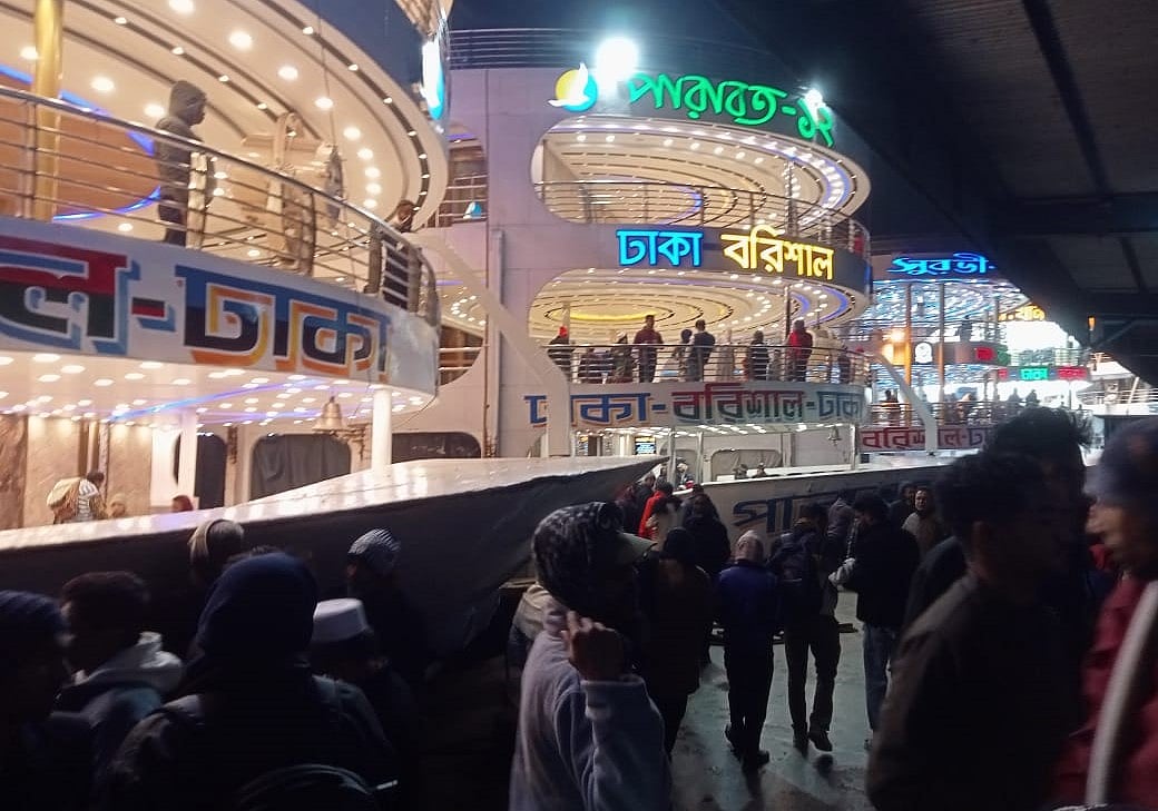 গভীর কুয়াশার কারণে দুদিন বন্ধ থাকার পর বরিশাল থেকে ঢাকার পথে আবার শুরু হয়েছে লঞ্চ চলাচল। মঙ্গলবার রাত সাড়ে আটটার দিকে