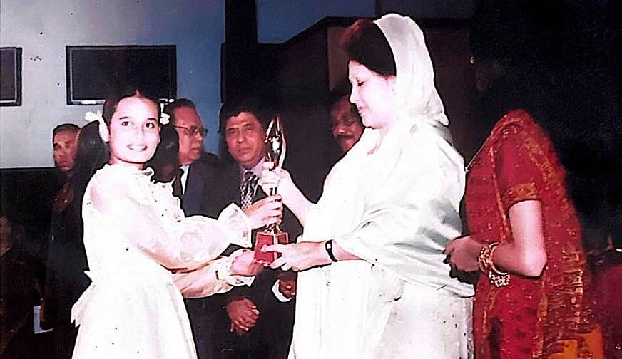 ২০০৩ সালে নতুন কুঁড়িতে দেশাত্মবোধক গানে প্রথম স্থান করেছিলেন পুতুল। তৎকালীন প্রধানমন্ত্রী খালেদা জিয়া তাঁর হাতে ট্রফি তুলে দিয়েছিলেন