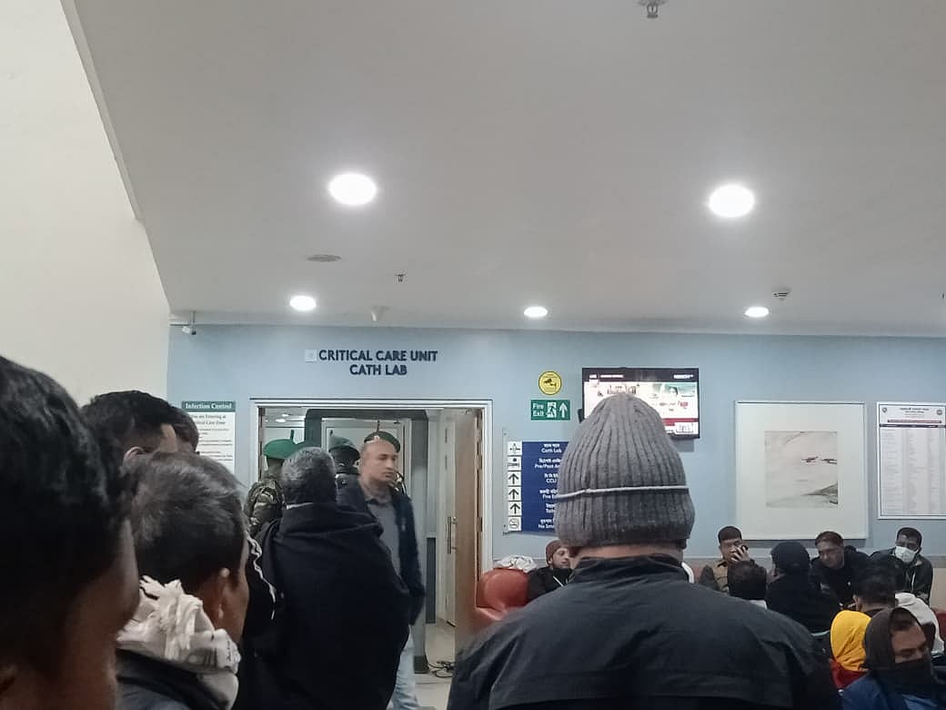 রাজধানীর এভারকেয়ার হাসপাতালের সিসিইউর সামনে বিএনপির নেতারা। আজ মঙ্গলবার সকালে