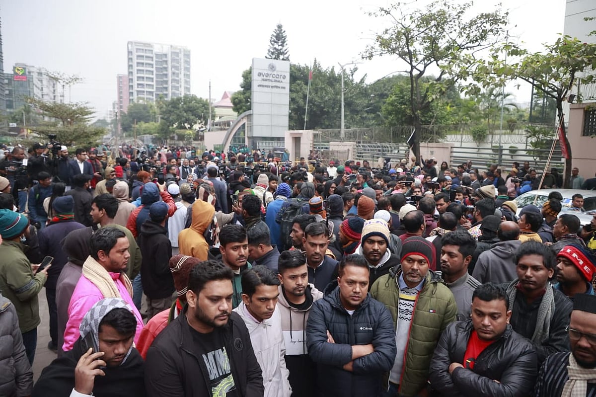 খালেদা জিয়ার মৃত্যুর সংবাদ শুনে রাজধানীর এভারকেয়ার হাসপাতালের সামনে দলের নেতা–কর্মী ও সমর্থকদের ভিড়। বসুন্ধরা আবাসিক এলাকা, ঢাকা, ৩০ ডিসেম্বর