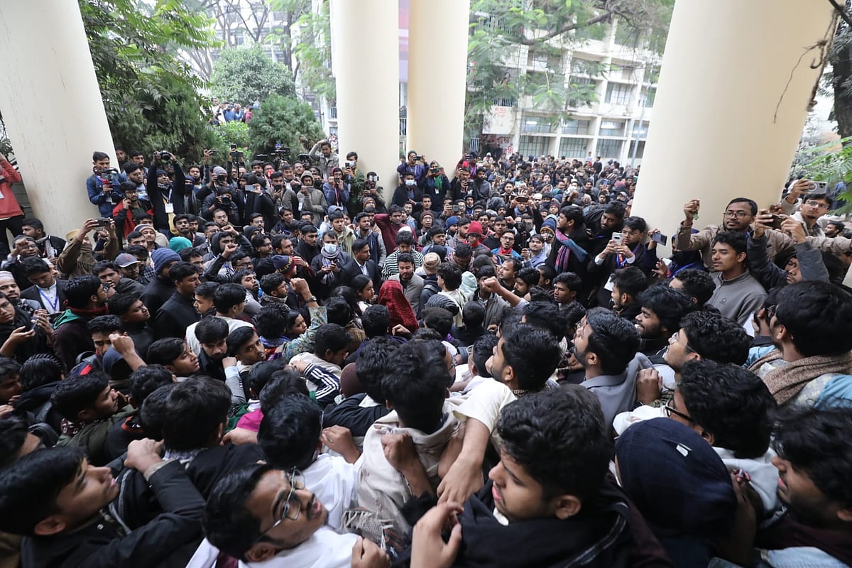 জকসু নির্বাচন স্থগিতের প্রতিবাদে শিক্ষার্থীদের বিক্ষোভ