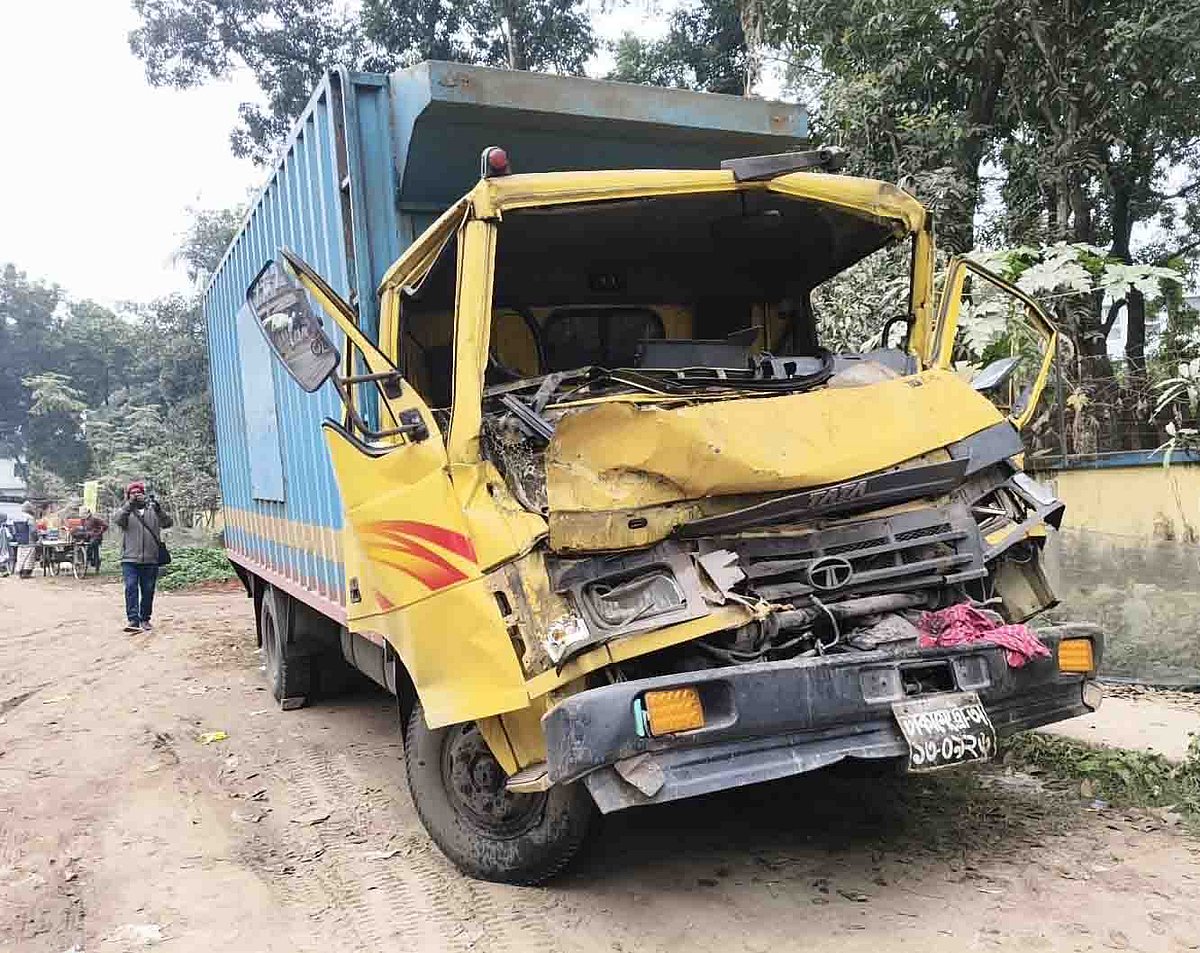 দুর্ঘটনাকবলিত কাভার্ড ভ্যান। আজ সকালে নাটোরের বড়াইগ্রাম উপজেলার মানিকপুর