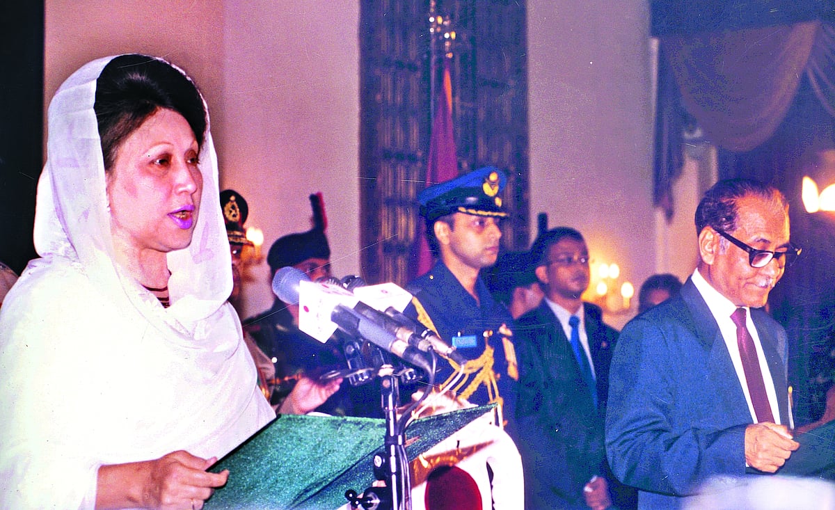 ১৯৯১ সালে প্রধানমন্ত্রী হিসেবে শপথ নিচ্ছেন বিএনপির চেয়ারপারসন খালেদা জিয়া
