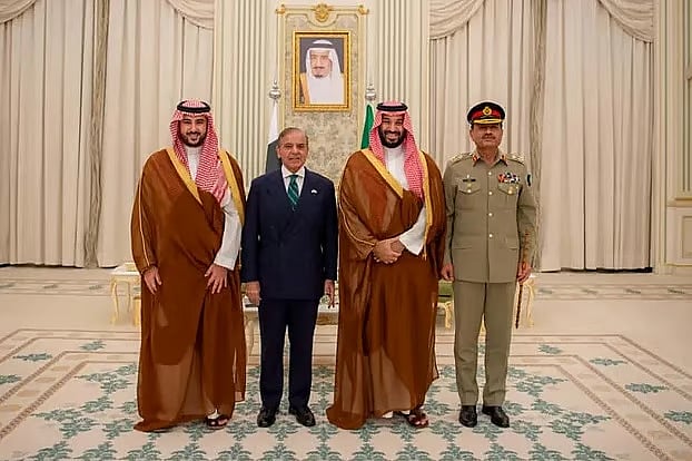 সৌদি আরব ও পাকিস্তানের মধ্যে চুক্তি স্বাক্ষরের পর দুই দেশের নেতারা। ১৭ সেপ্টেম্বর ২০২৫, রিয়াদ