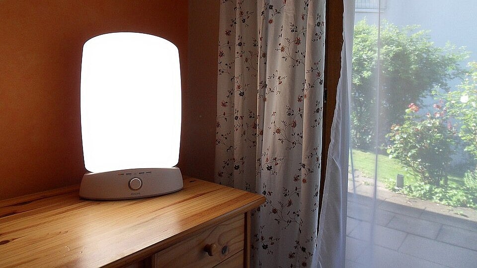 ঋতুভিত্তিক বিষণ্নতা কাটাতে অনেক দেশে লাইট থেরাপি ল্যাম্প বা সান ল্যাম্প বেশ জনপ্রিয় হয়ে উঠেছে।