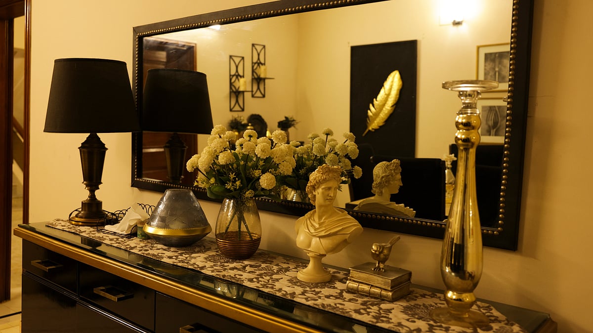 ফুল, টেবিল ল্যাম্প নানা ধরনের অনুষঙ্গে সাজানো থাকতে পারে ফয়ার