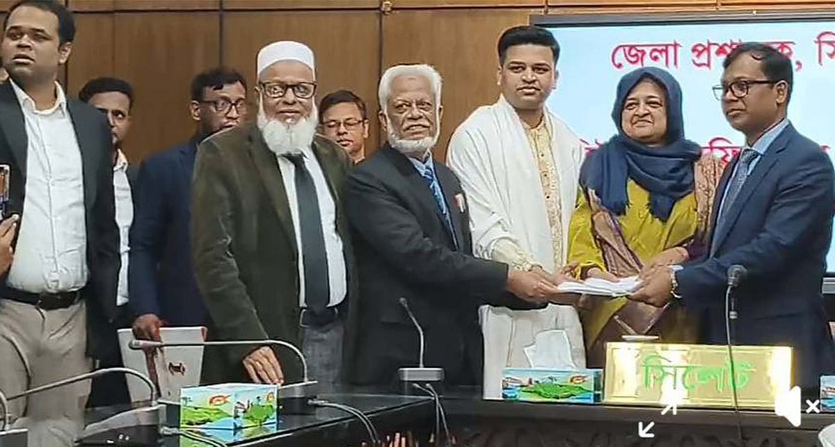 সিলেট-২ আসনে এম ইলিয়াস আলীর স্ত্রী তাহসিনা রুশদীর লুনা মনোনয়নপত্র জমা দিয়েছেন। গতকাল সোমবার