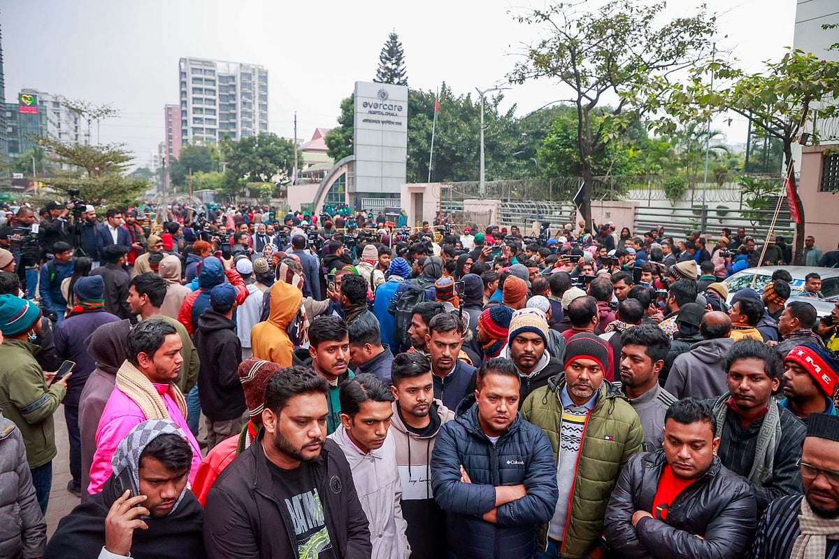 বিএনপির চেয়ারপারসন খালেদা জিয়ার মৃত্যুর খবরে এভারকেয়ার হাসপাতালের সামনে ভিড়। ঢাকা, ৩০ ডিসেম্বর ২০২৫