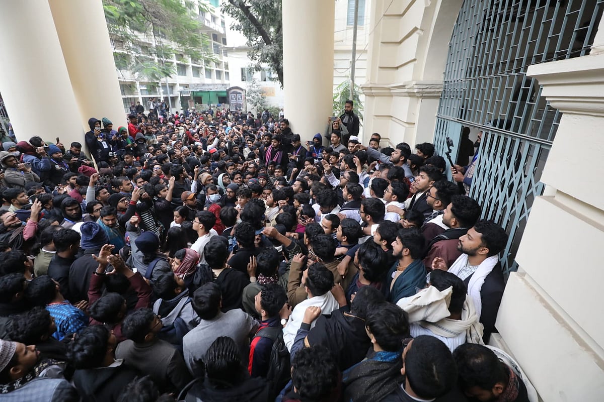 জগন্নাথ বিশ্ববিদ্যালয় কেন্দ্রীয় শিক্ষার্থী সংসদ (জকসু) নির্বাচন স্থগিত হওয়ায় বিক্ষোভ করেছেন বিশ্ববিদ্যালয়ের শিক্ষার্থীরা