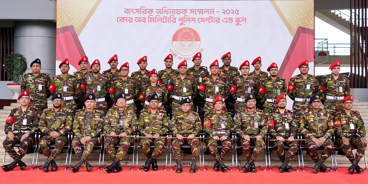 সাভার সেনানিবাসে কোর অব মিলিটারি পুলিশের (সিএমপি) বার্ষিক অধিনায়ক সম্মেলনে সেনাপ্রধান জেনারেল ওয়াকার-উজ-জামান এবং অন্যান্য ঊর্ধ্বতন সামরিক কর্মকর্তাসহ কোর অব মিলিটারি পুলিশের (সিএমপি) বিভিন্ন ইউনিটের অধিনায়কেরা। ৩০ ডিসেম্বর, মঙ্গলবার