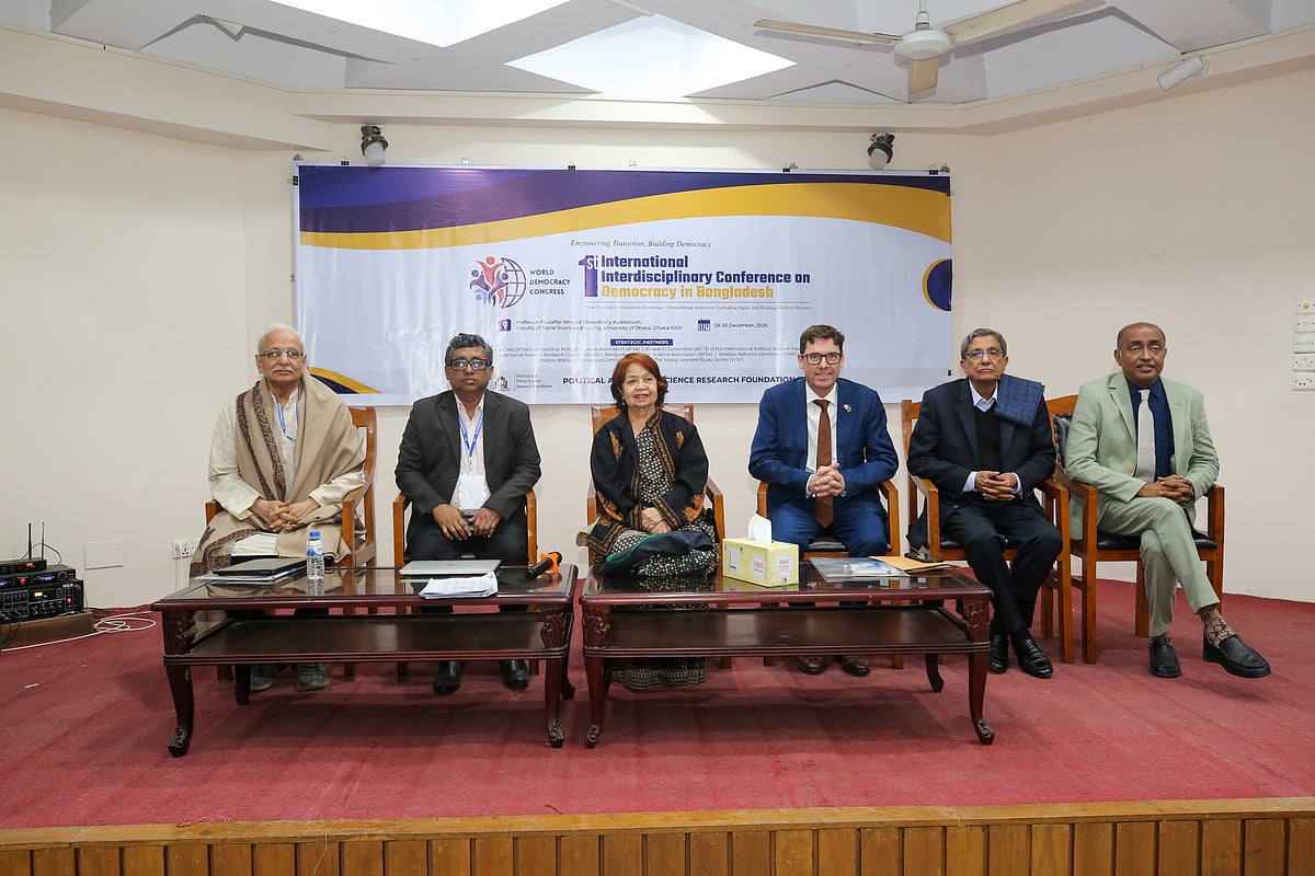 বাংলাদেশের গণতন্ত্রের অভিযাত্রা ও চ্যালেঞ্জ নিয়ে ‘ওয়ার্ল্ড ডেমোক্রেসি কংগ্রেস’ শীর্ষক আন্তর্জাতিক সম্মেলনের সমাপনী অধিবেশনের আলোচকেরা। আজ মঙ্গলবার বিকেলে ঢাকা বিশ্ববিদ্যালয়ের অধ্যাপক মোজাফফর আহমেদ চৌধুরী মিলনায়তনে