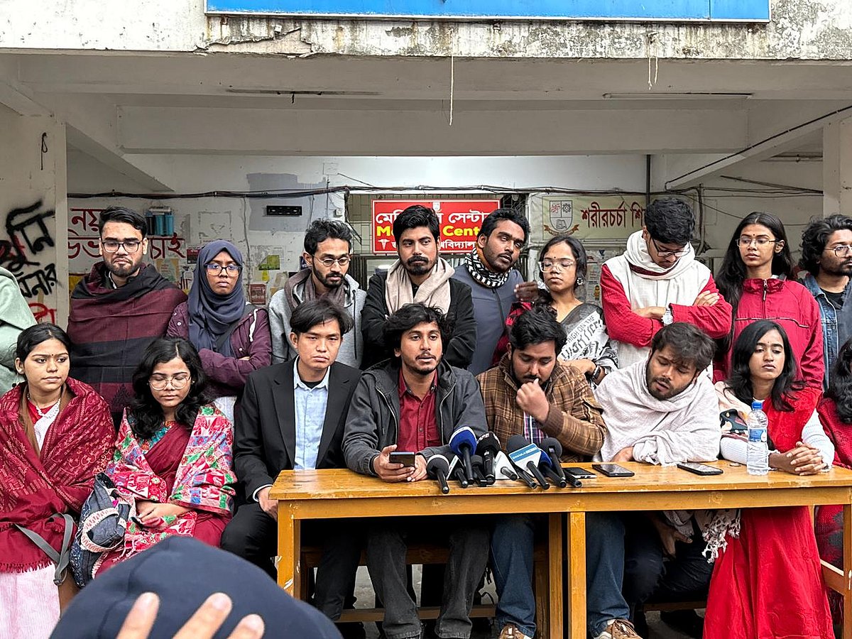 জকসু ও হল সংসদ নির্বাচন স্থগিত করার সিদ্ধান্তের কারণ জানতে চেয়ে চার দফা দাবি জানিয়ে সংবাদ সম্মেলন করেন নির্বাচনে অংশ নেওয়া চারটি প্যানেল ও স্বতন্ত্র প্রার্থীরা