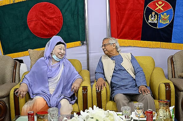 সশস্ত্র বাহিনী দিবসের অনুষ্ঠানে প্রধান উপদেষ্টা অধ্যাপক মুহাম্মদ ইউনূস ও বিএনপির চেয়ারপাসন খালেদা জিয়া। ঢাকার সেনাকুঞ্জে, ২১ নভেম্বর ২০২৫