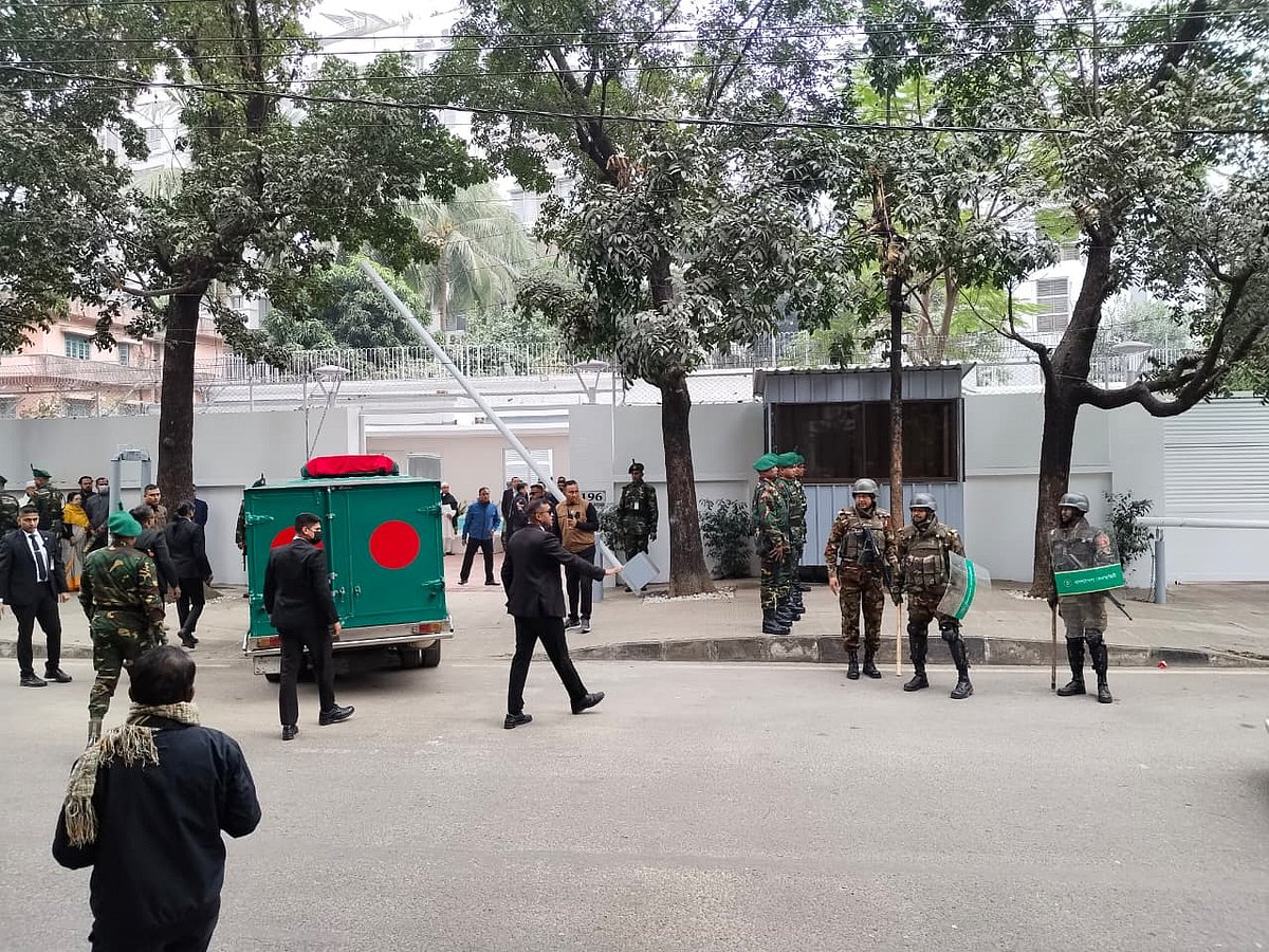 বিএনপি চেয়ারপারসন ও সাবেক প্রধানমন্ত্রী খালেদা জিয়ার মরদেহ এভারকেয়ার হাসপাতাল থেকে গুলশান অ্যাভিনিউয়ের ১৯৬ নম্বর বাসায় আনা হয়েছে