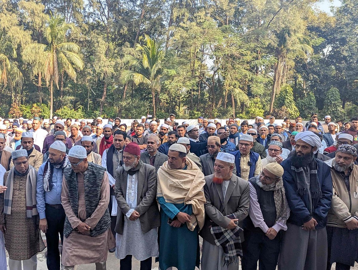 চট্টগ্রাম বিশ্ববিদ্যালয়ে সাবেক প্রধানমন্ত্রী খালেদা জিয়ার গায়েবানা জানাজা অনুষ্ঠিত হয়। আজ বাদ জোহর বিশ্ববির্দ্যালয়ের কেন্দ্রীয় মসজিদে