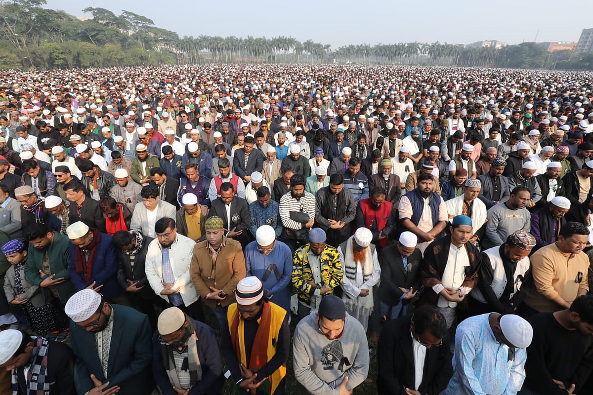 খালেদা জিয়ার জানাজায় বিপুল মানুষ অংশ নেয়