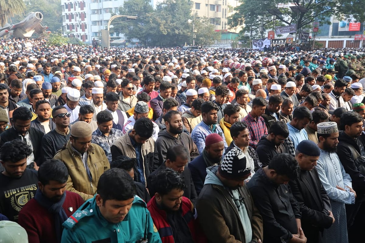 বিভিন্ন শ্রেণিপেশার মানুষ শরিক হন খালেদা জিয়ার জানাজায়। প্রচণ্ড ভিড় ঠেলে সামনে এগুতে না পেরে রাস্তায় দাঁড়িয়ে যান অনেকে। বুধবার বিজয় স্মরণী মোড়ে