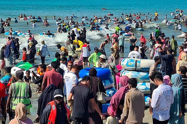 কক্সবাজারে সৈকতে পর্যটকদের উপচে পড়া ভিড়। সম্প্রতি সুগন্ধা পয়েন্টে