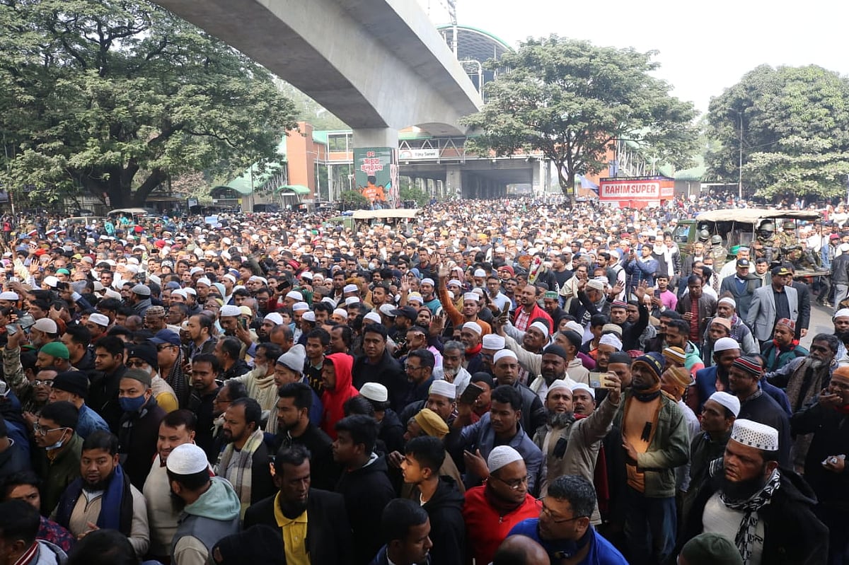 খালেদা জিয়ার জানাজায় অংশ নিতে আসা মানুষ। আজ বুধবার দুপুরের দিকে বিজয় সরণি এলাকায়