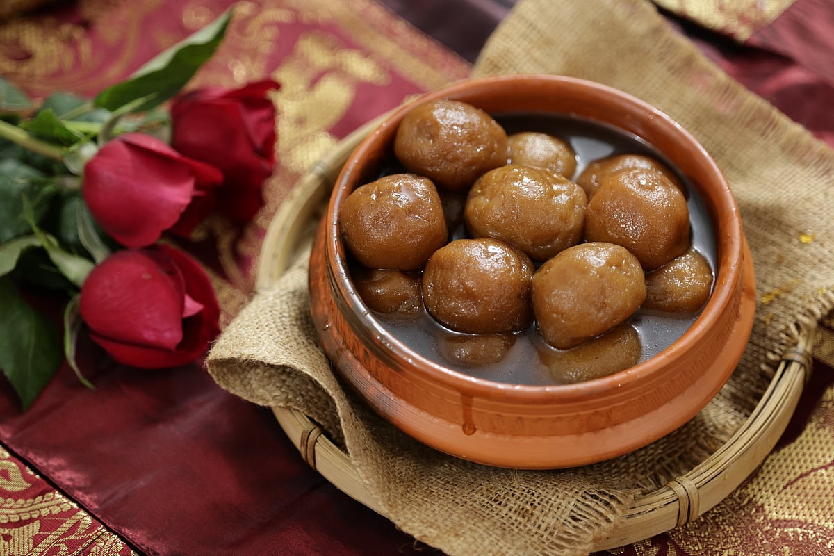 ছানার বলে যদি ফাটা থাকে, তবে মিষ্টি খুলে খুলে যাবে