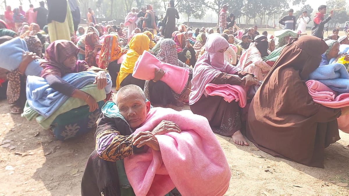 সৈয়দপুরের বাঙালিপুর উচ্চবিদ্যালয় মাঠে প্রথম আলো ট্রাস্টের উদ্যোগে কম্বল বিতরণ করা হয়। বুধবার দুপুরে