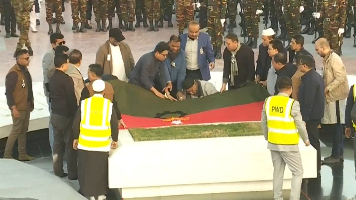 জিয়াউর রহমানের কবরের পাশে দাফন করা হয় খালেদা জিয়াকে 