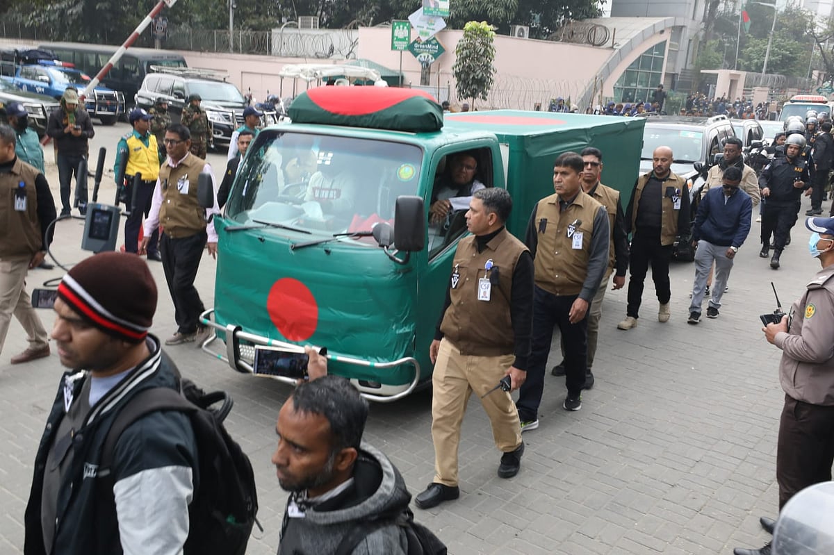 পতাকায় মোড়ানো গাড়িতে খালেদা জিয়ার মরদেহ নেওয়া হচ্ছে তাঁর বাসভবন ফিরোজায়