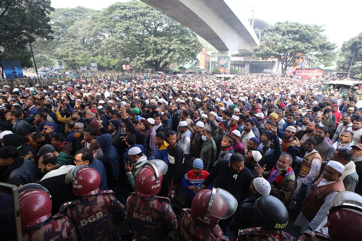 খালেদা জিয়ার জানাজায় যোগ দিতে মানিক মিয়া অ্যাভিনিউয়ের দিকে মানুষের ঢল। রাজধানীর বিজয় সরণী। আজ বুধবার দুপুর ১২টার দিকে 