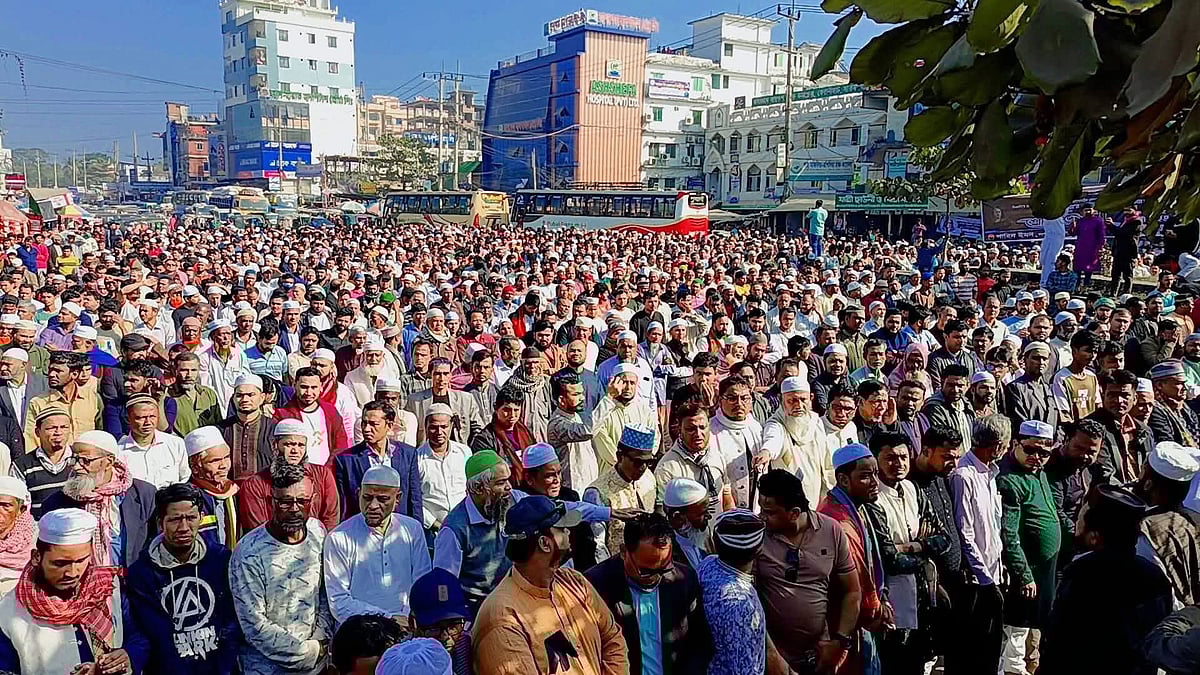 চট্টগ্রামের সাতকানিয়ায় বিএনপির চেয়ারপারসন ও সাবেক প্রধানমন্ত্রী খালেদা জিয়ার গায়েবানা জানাজায় অংশ নেন হাজারো মানুষ। বুধবার দুপুরে উপজেলার কেরানীহাটে