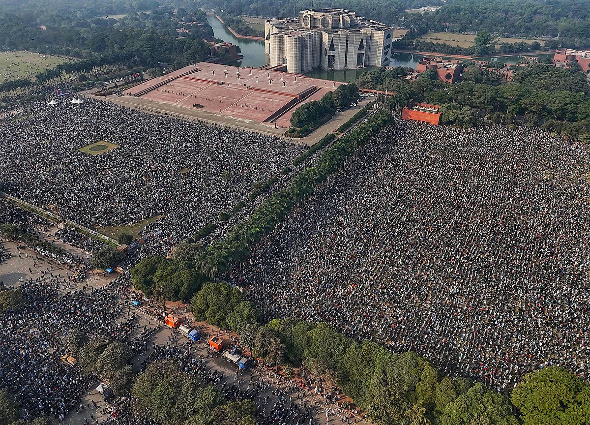 সাবেক প্রধানমন্ত্রী খালেদা জিয়ার জানাজায় শোকাহত লাখো মানুষ অংশ নেন। দেশ-বিদেশের বিভিন্ন নেতা ও রাজনৈতিক ব্যক্তিরা উপস্থিত ছিলেন। গতকাল বুধবার রাজধানীর মানিক মিয়া অ্যাভিনিউয়ে জাতীয় সংসদ ভবনের সামনে