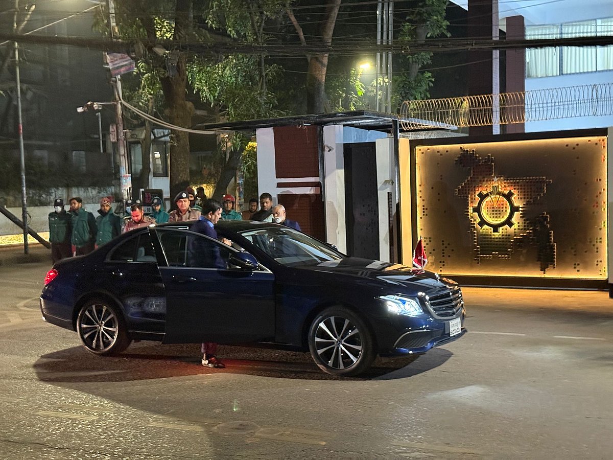 সাবেক প্রধানমন্ত্রী ও বিএনপির চেয়ারপারসন খালেদা জিয়ার মৃত্যুতে তাঁর গুলশানের রাজনৈতিক কার্যালয়ে রাখা শোকবইয়ে স্বাক্ষর করতে আসেন বিদেশি দূতাবাস ও আন্তর্জাতিক সংস্থার প্রতিনিধিরা