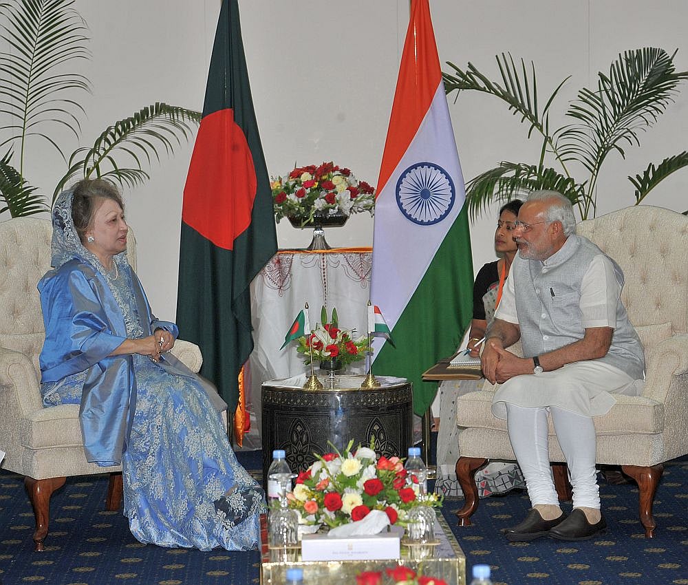 বিএনপির চেয়ারপারসন খালেদা জিয়ার সঙ্গে সাক্ষাৎ করেন ভারতের প্রধানমন্ত্রী নরেন্দ্র মোদি। ২০১৫ সালে মোদির ঢাকা সফরের সময় এই সাক্ষাৎ অনুষ্ঠিত হয়। খালেদা জিয়ার মৃত্যুতে শোক জানিয়ে নিজের ফেসবুক পেজে এই ছবি দিয়েছেন ভারতের প্রধানমন্ত্রী