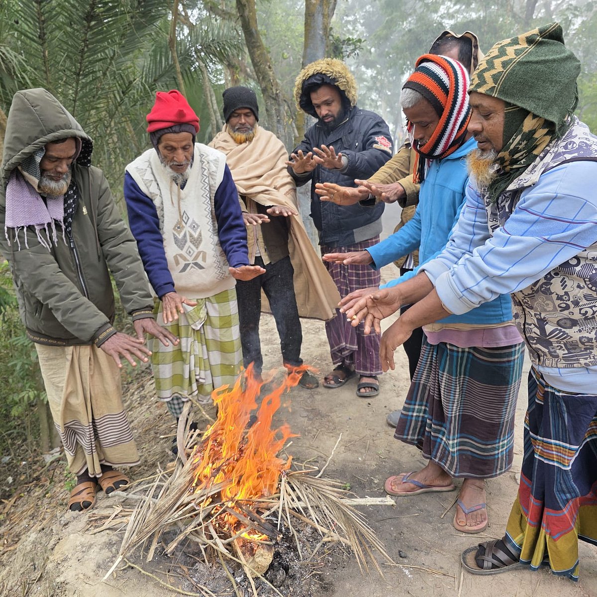 কনকনে শীত ও কুয়াশার কারণে সকালে শ্রমজীবী মানুষ আগুন জ্বালিয়ে উষ্ণতা পাওয়ার চেষ্টা করছেন। আজ বুধবার সকালে গোপালগঞ্জের পিঞ্জুরী এলাকায়