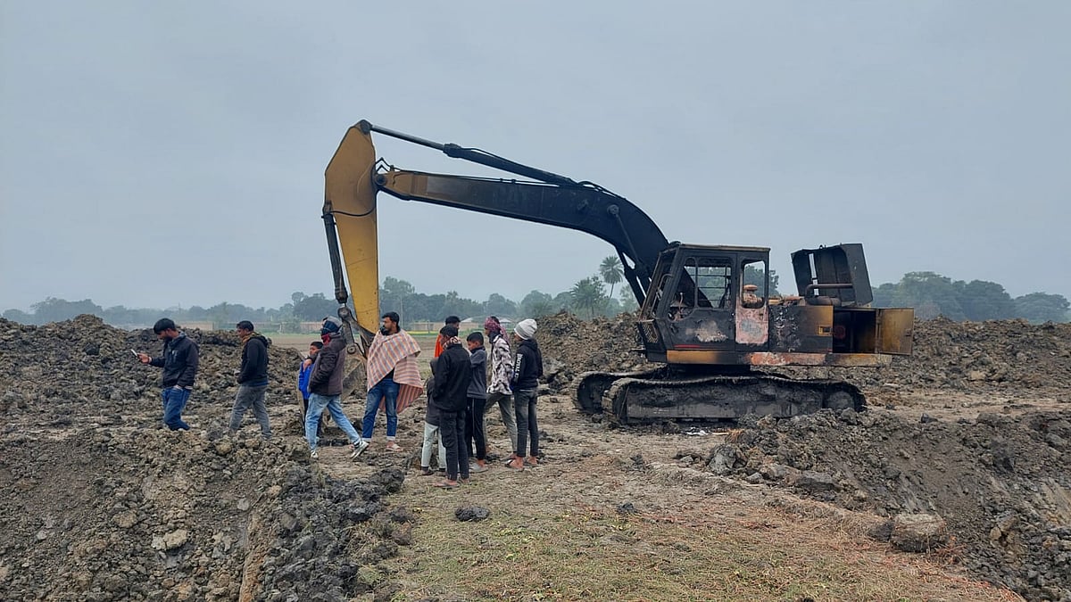 রাজশাহীর দুর্গাপুরে ফসলি জমিতে জোর করে পুকুর খননের অভিযোগে এক্সকাভেটরে আগুন ধরিয়ে দেওয়া হয়েছে। মঙ্গলবার দুপুরে উপজেলার উজানখলসী বিলে