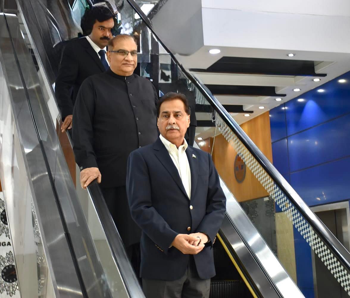 ঢাকায় পাকিস্তানের পার্লামেন্টের স্পিকার সরদার আইয়াজ সাদিক (সামনে)