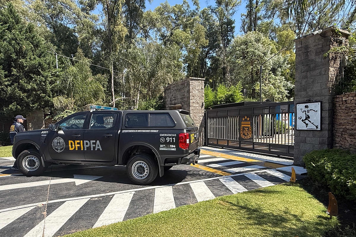 এজেইজায় আর্জেন্টিনা ফুটবল অ্যাসোসিয়েশনের অনুশীলন মাঠের গেটের সামনে পুলিশের গাড়ি। ছবিটি গতকাল তোলা