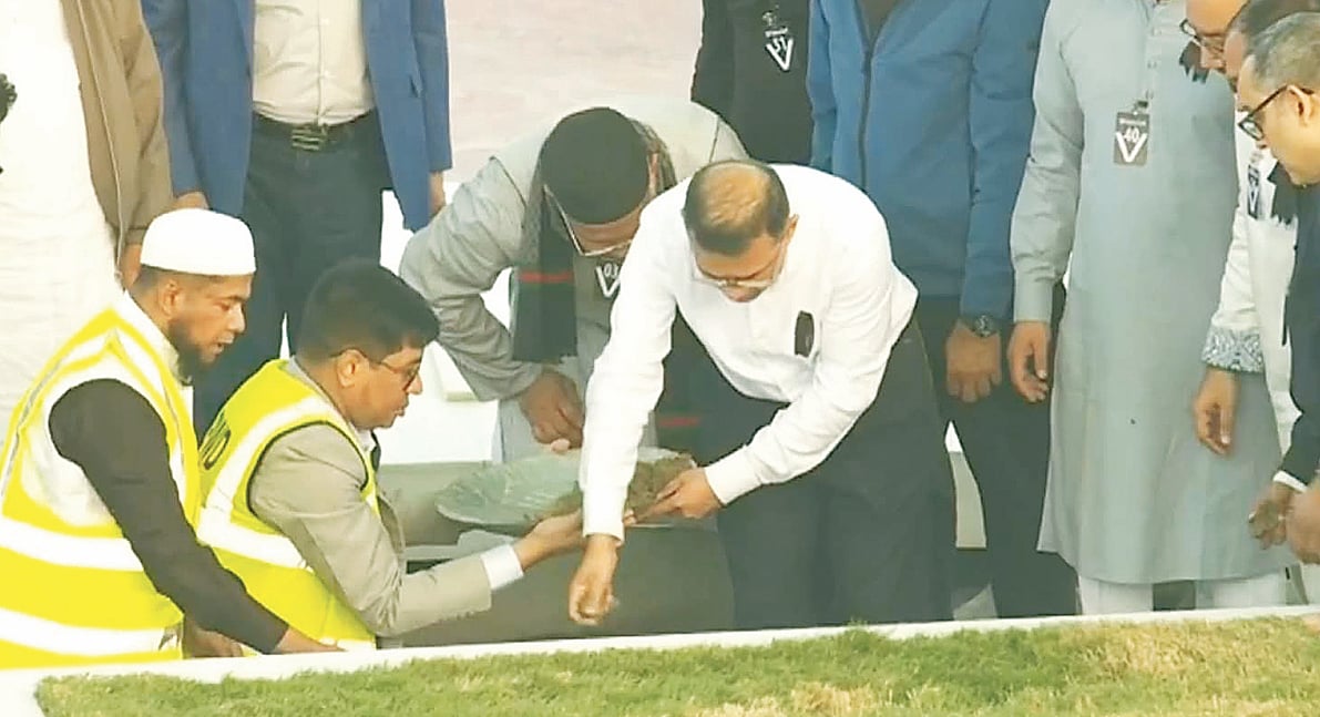 মায়ের কবরে মাটি দিচ্ছেন তারেক রহমান