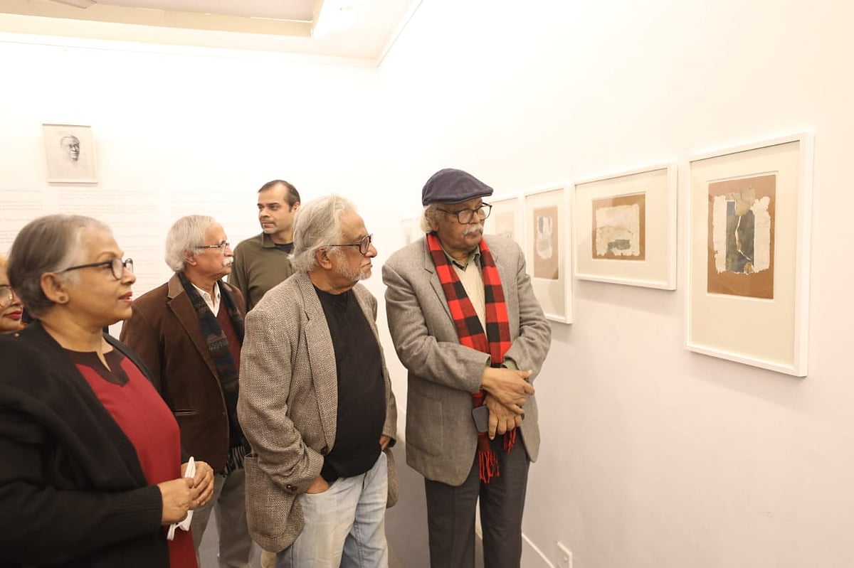 শিল্পী মোহাম্মদ কিবরিয়ার শিল্পকর্ম প্রদর্শনী উদ্বোধনের পর ঘুরে দেখছেন অতিথি ও দর্শকেরা। ডান থেকে রফিকুন নবী, মনিরুল ইসলাম ও আবুল বার্‌ক্‌ আলভী