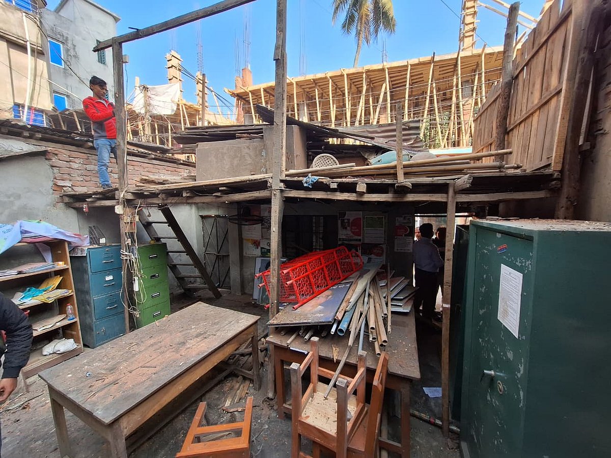 বরিশাল জেলা ওয়ার্কার্স পার্টির কার্যালয় ভাঙচুর করে দোতলার টিনের ছাউনি ও বেড়া খুলে ফেলা হয়েছে। আজ বৃহস্পতিবার সকালে নগরের ফকিরবাড়ি সড়কে