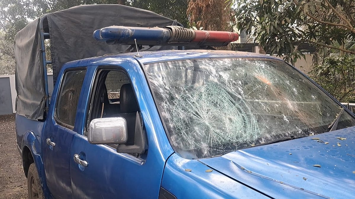 গাজীপুরের শ্রীপুরে মাদক উদ্ধার অভিযানে হামলা চালিয়ে পুলিশের গাড়ি ভাঙচুর করা হয়। আজ বৃহস্পতিবার সকালে শ্রীপুর থানার সামনে